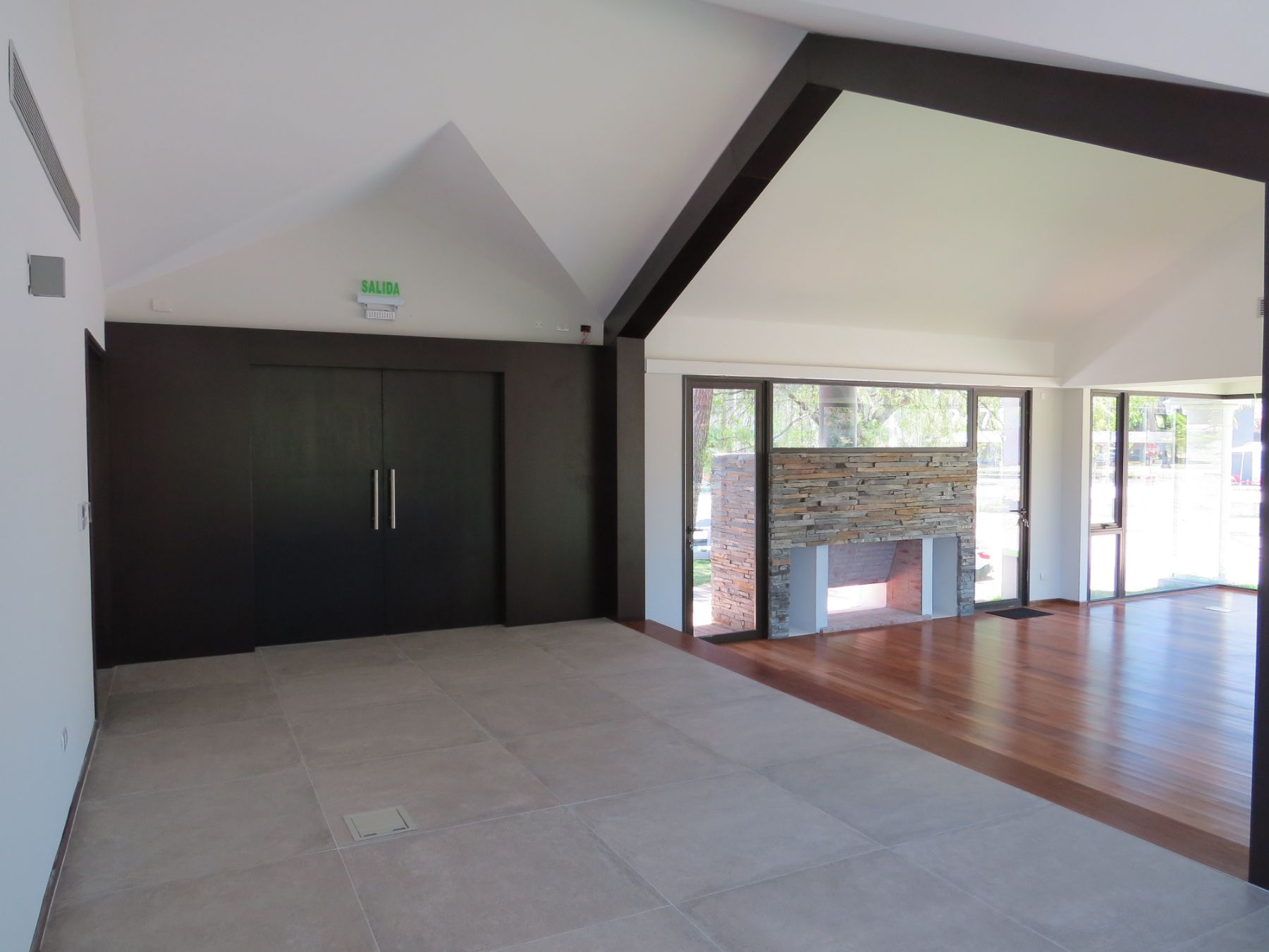 Fotografía de la planta alta en la que se aprecia la estufa y también la puerta corrediza de dos hojas